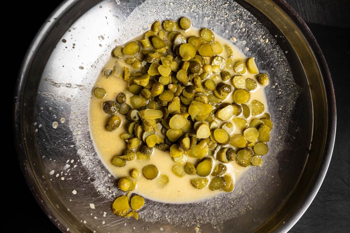 Essiggurken-Scheiben in der Essig-Öl Marinade für Kartoffelsalat