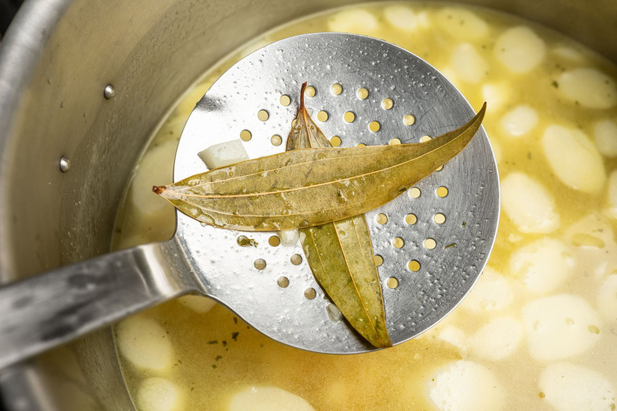 Lorbeerblätter aus Spargelcremesuppe entnehmen