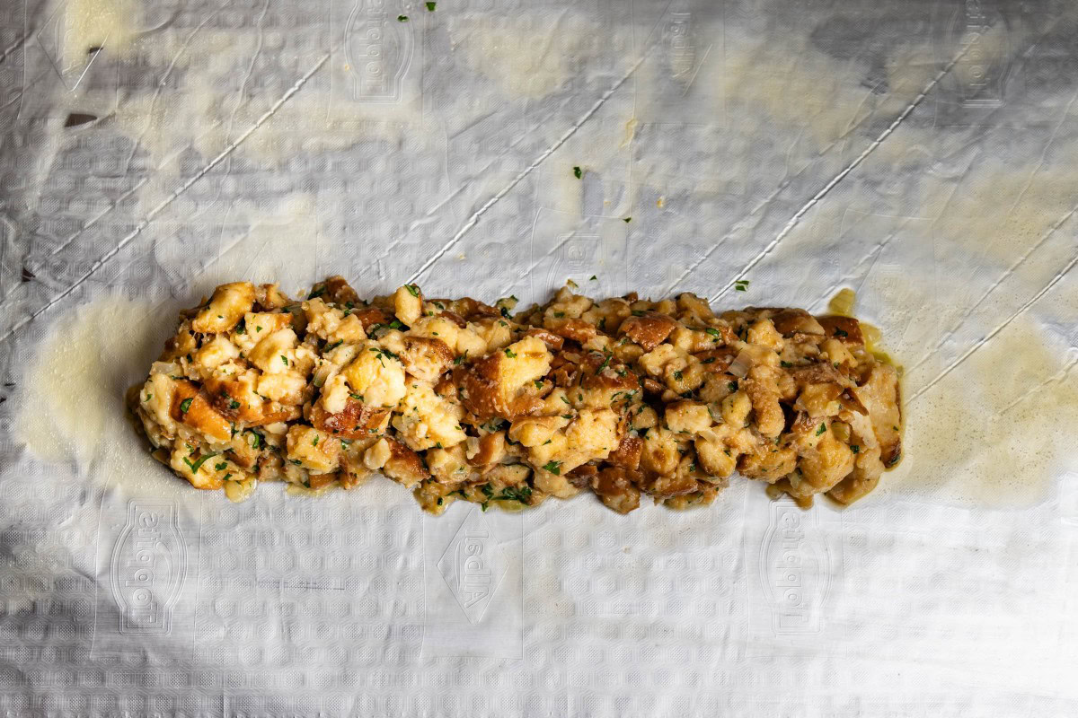 Semmelknödel Masse auf Folie mit Butter für Semmelknödel-Rolle