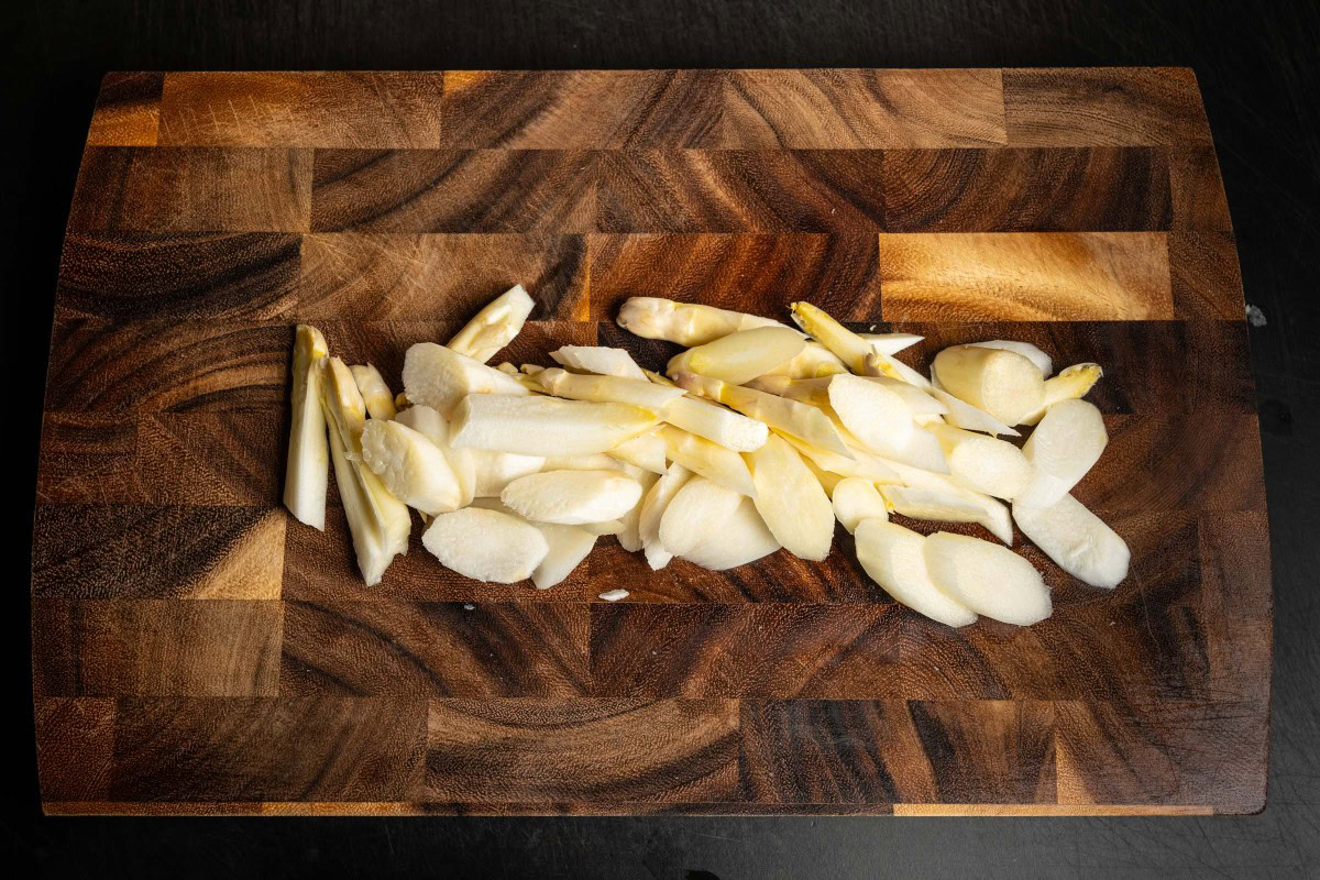 Spargelstücke als Suppeneinlage für Spargelcremesuppe