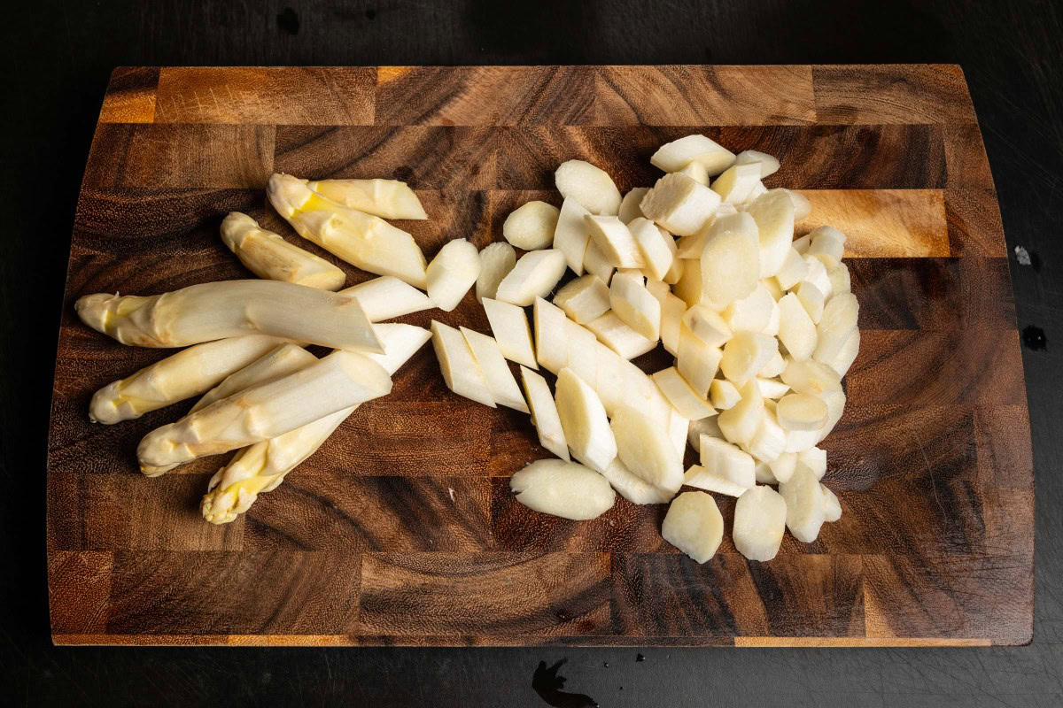 Spargel geschnitten für Spargelcremesuppe