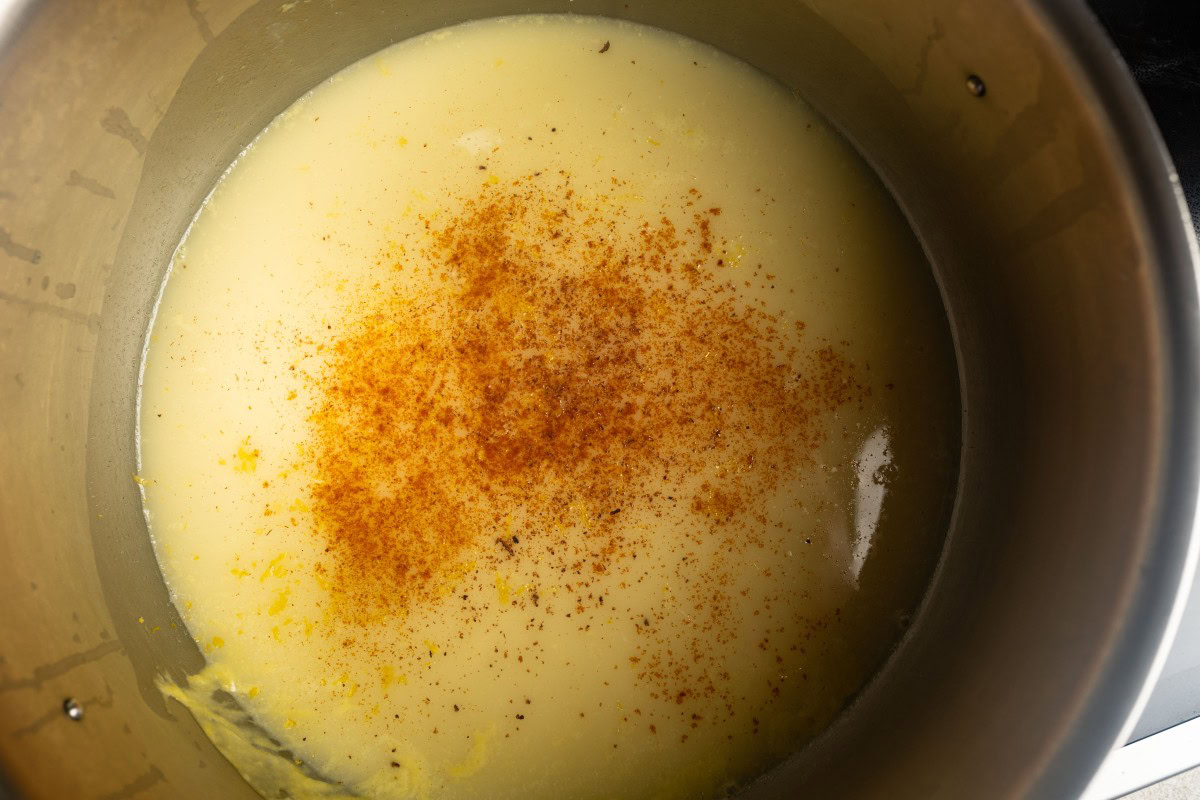 Spargelcremesuppe mit Muskatnuss abschmecken