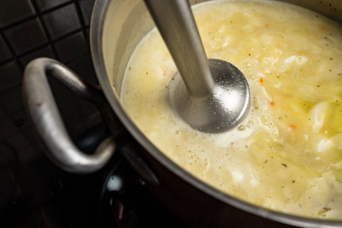 Spargelcremesuppe mit Stabmixer aufmixen