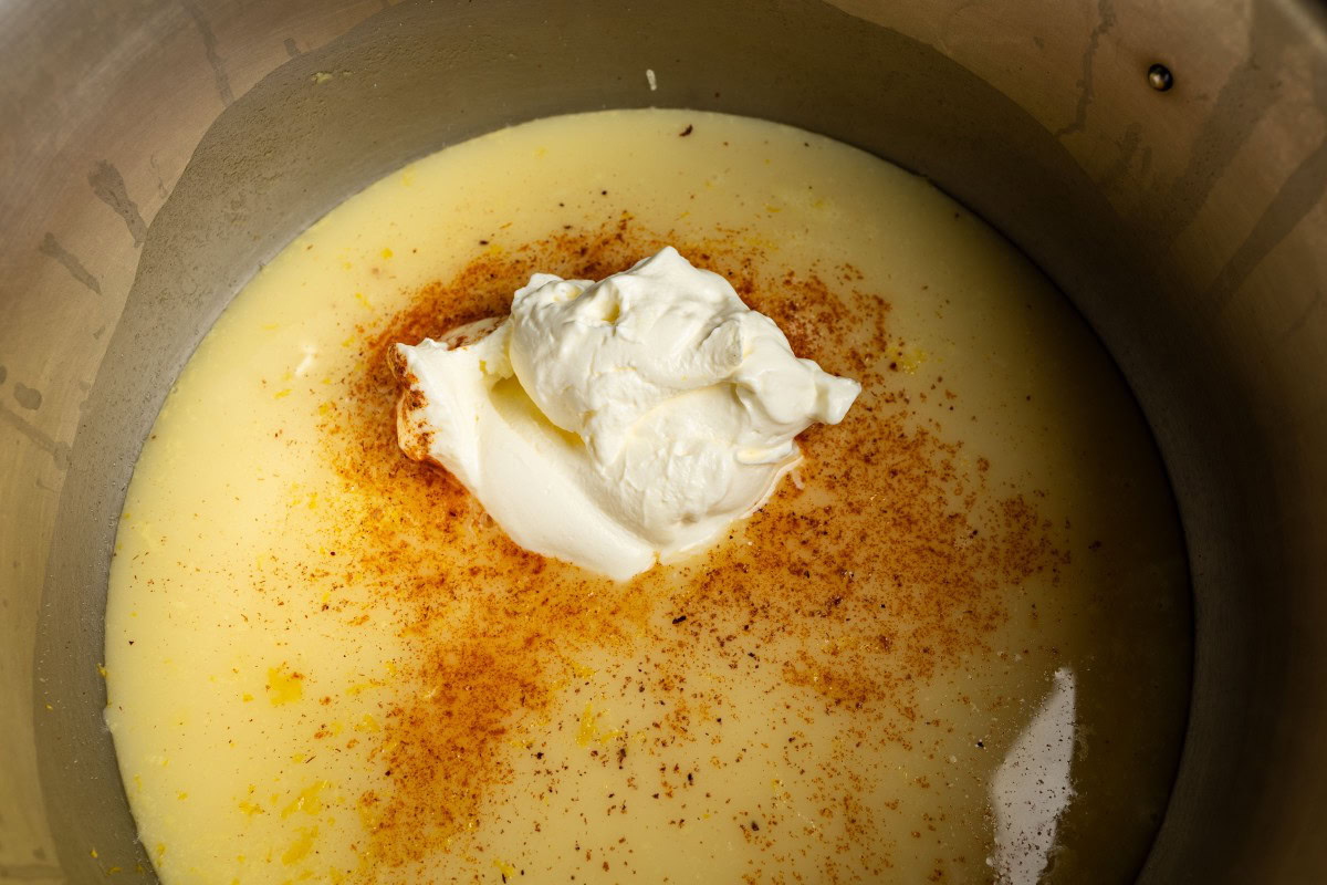 Spargelcremesuppe mit Crème Fraîche ergänzen