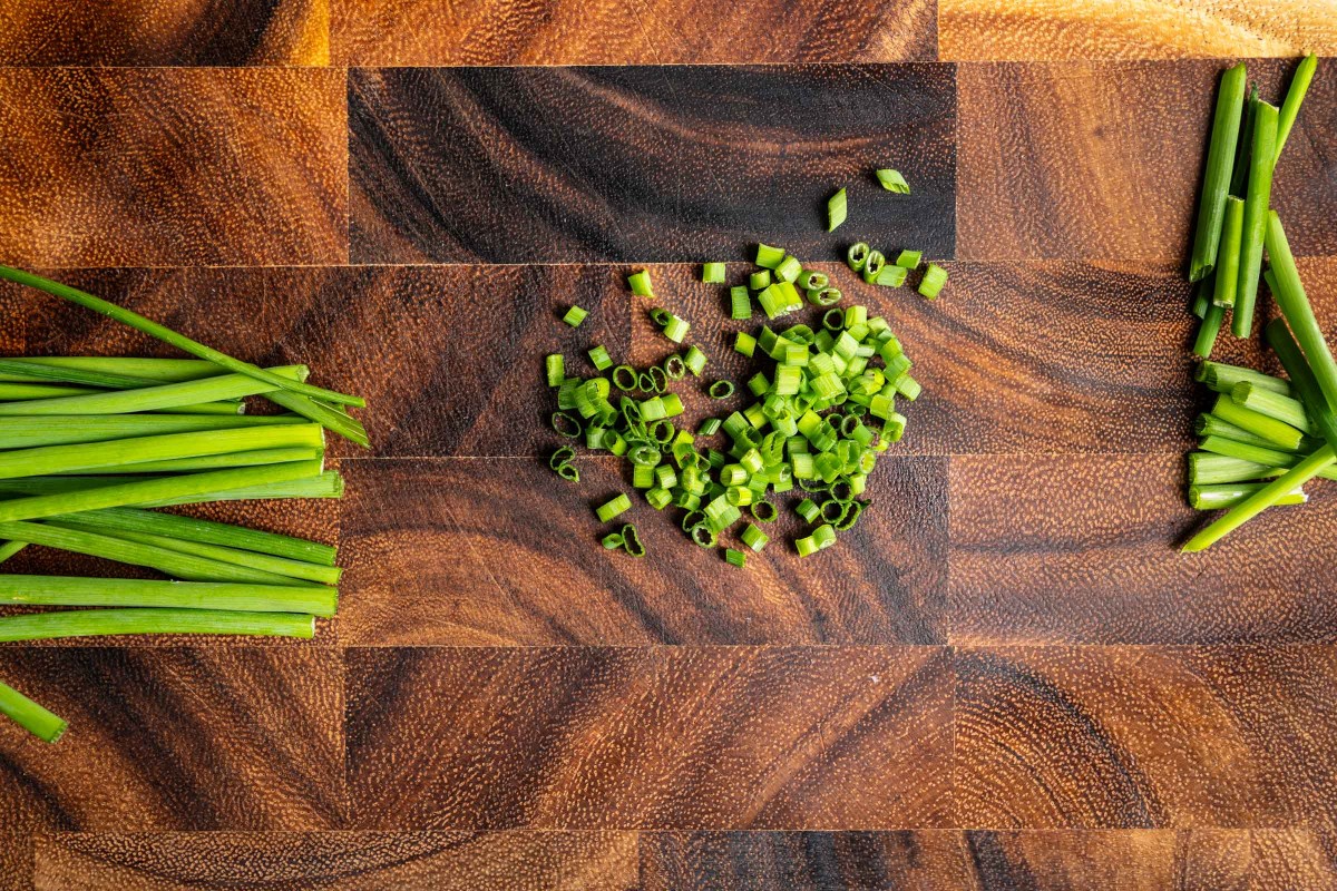 Spargelcremesuppe Dekoration Schnittlauch schneiden