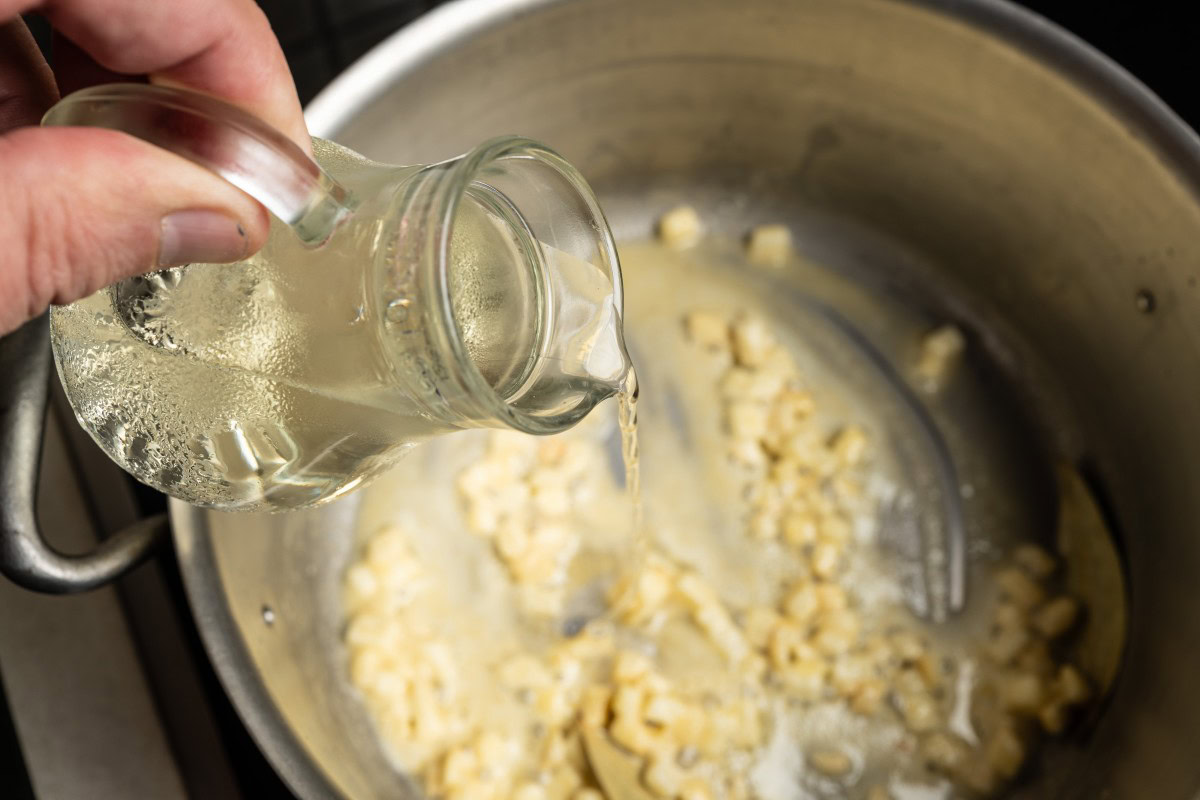 Spargelcremesuppe Mehlschwitze mit Weißwein ablöschen