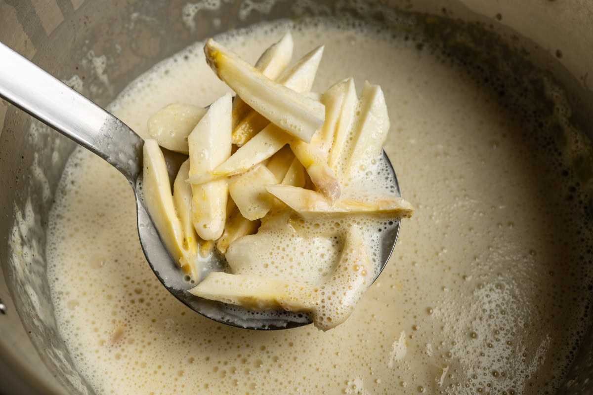 Spargeleinlage für Spargelcremesuppe kochen