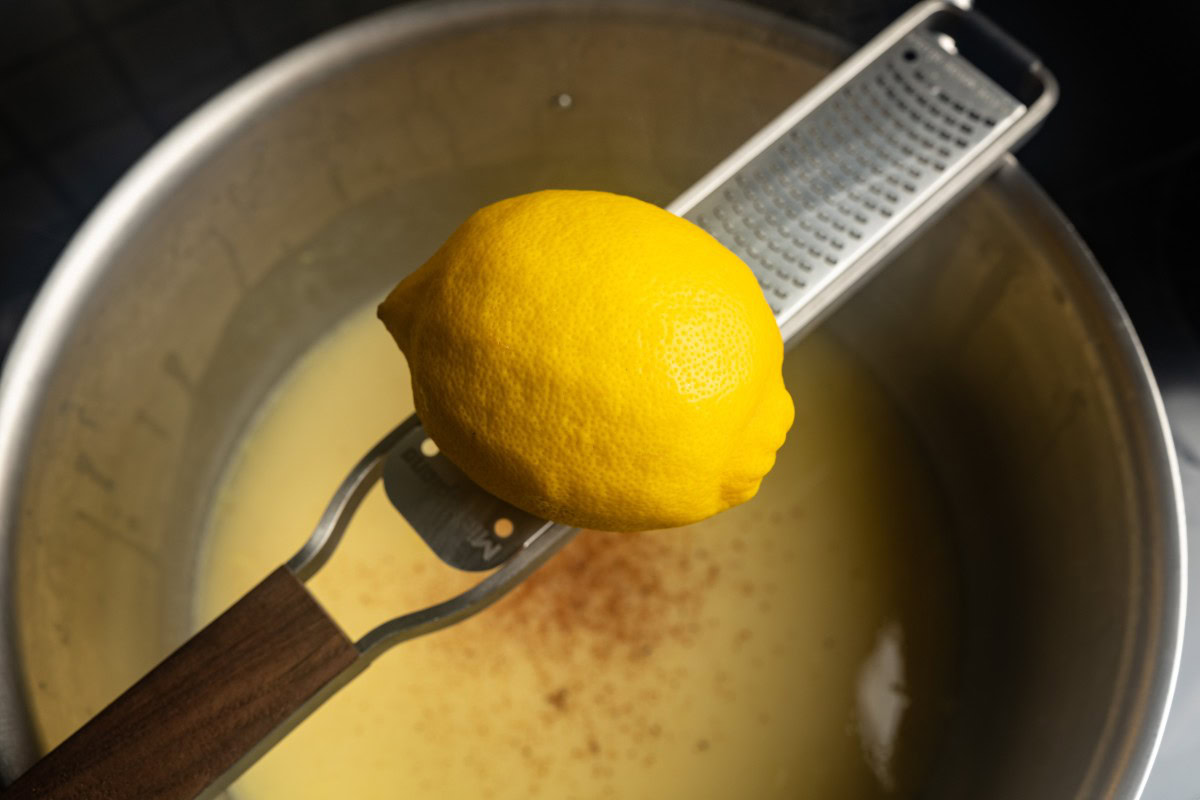 Spargelcremesuppe mit Zitronenschale ergänzen