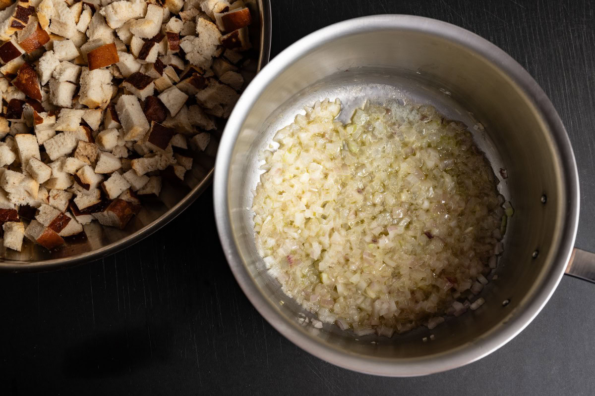 Zwiebelwürfel glasiert in Butter für Brezenknödel