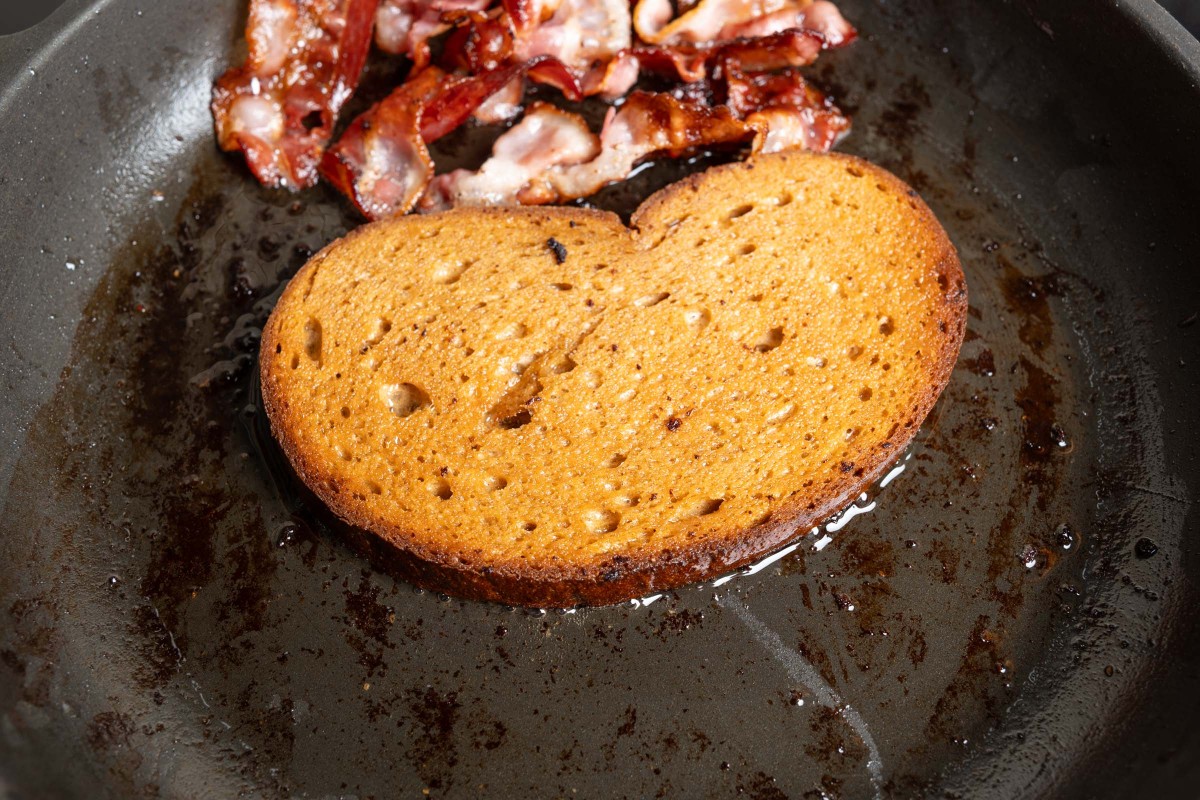 Brot in der Pfanne rösten