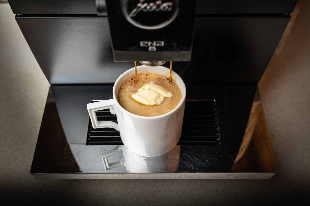 Espresso auf Vanilleeis laufen lassen für Affogato