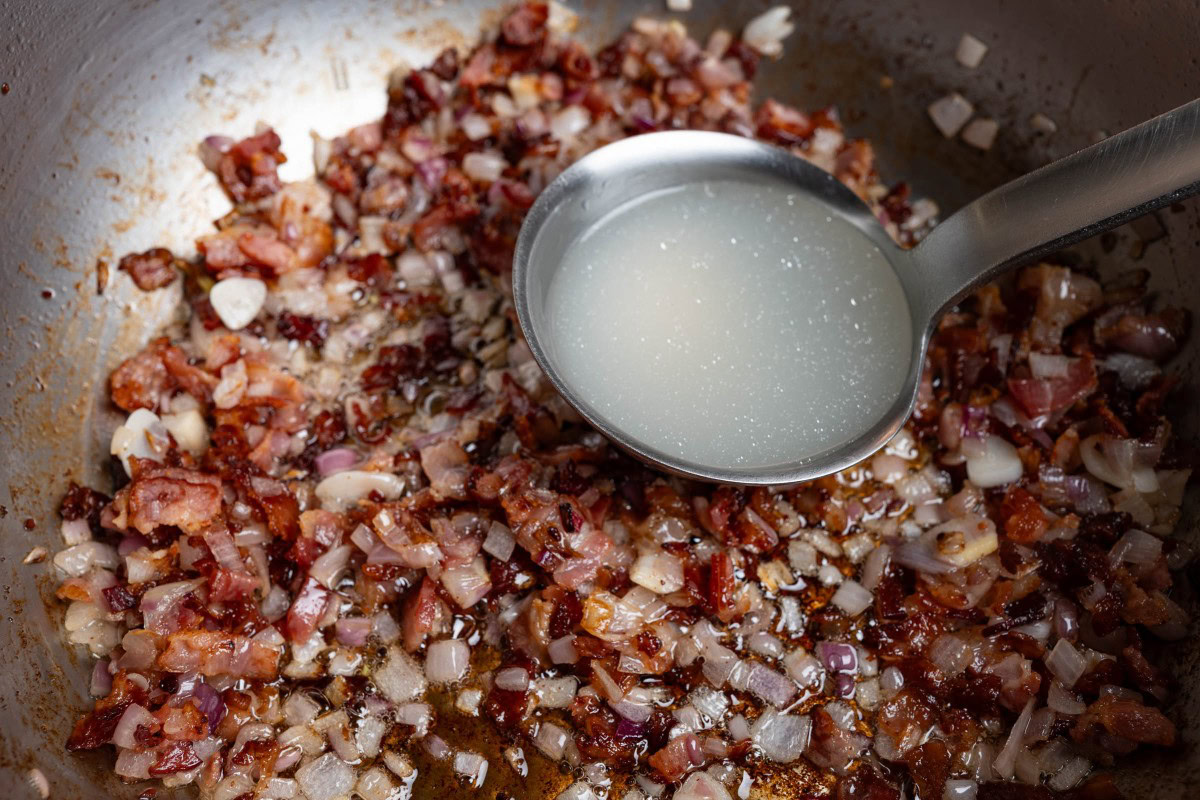 Gebratenen Speck mit Nudelwasser ergänzen