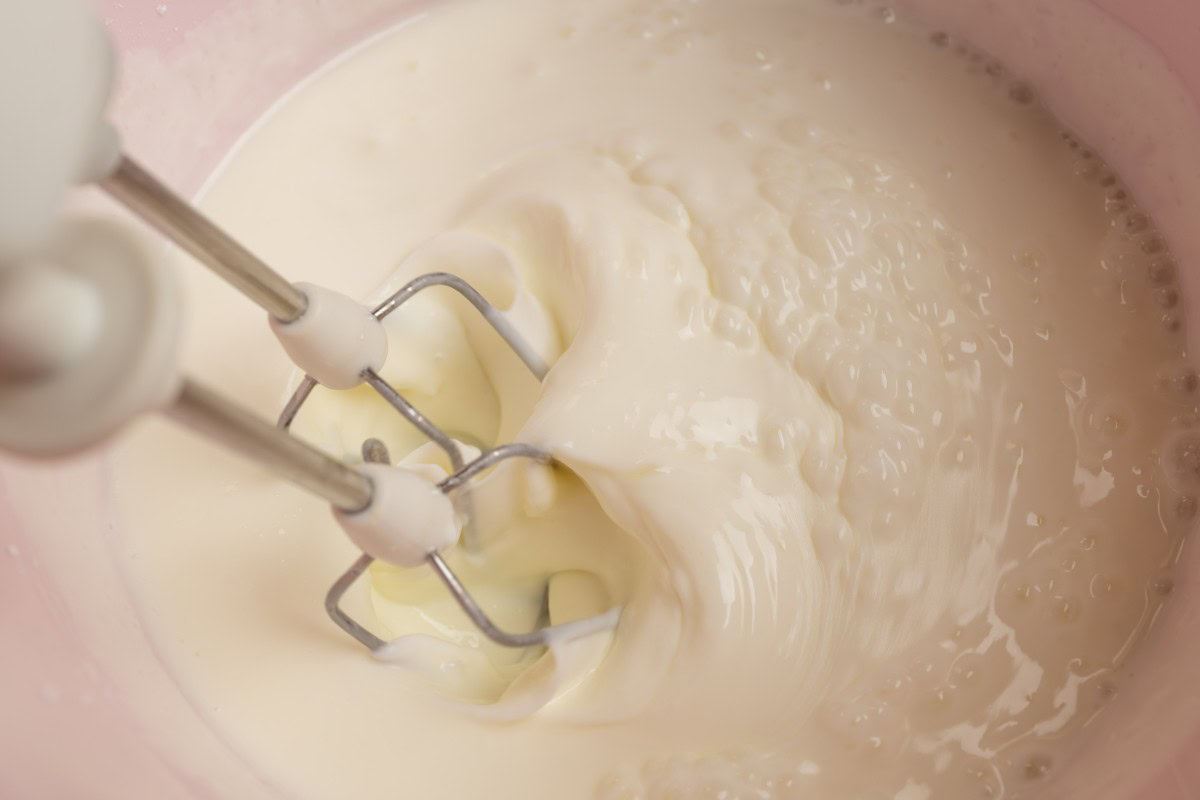 Joghurt mit Puderzucker verrühren