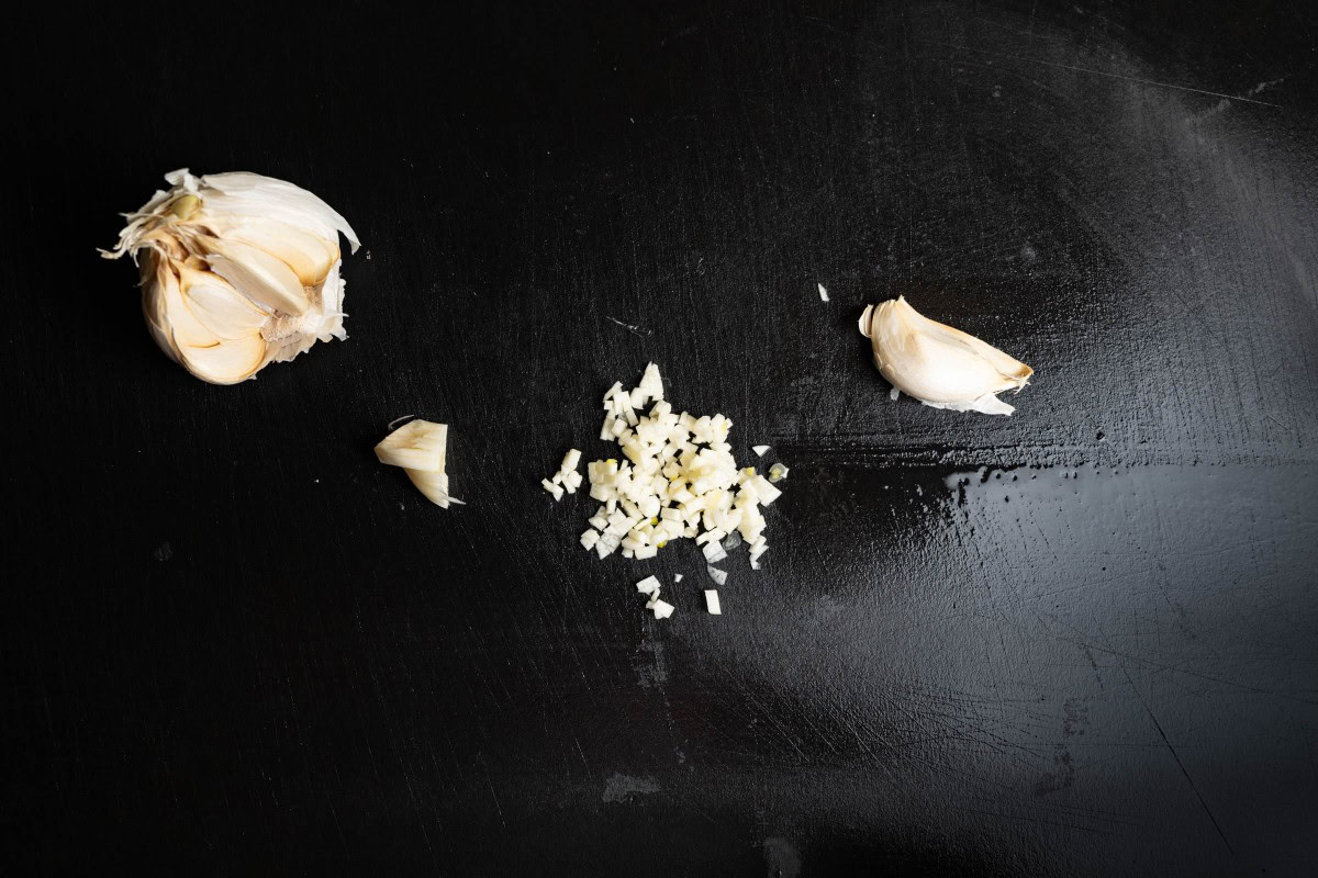 Knoblauch fein gewürfelt