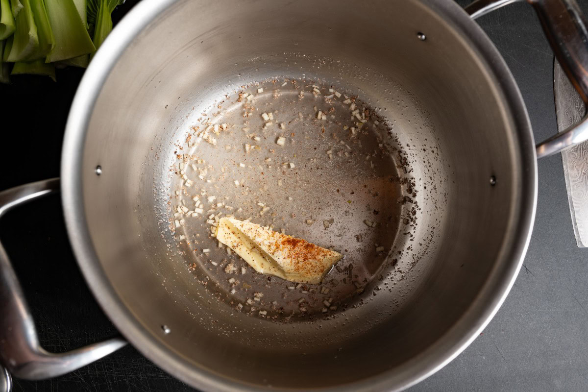 Knoblauchfond mit Butter für Pak Choi