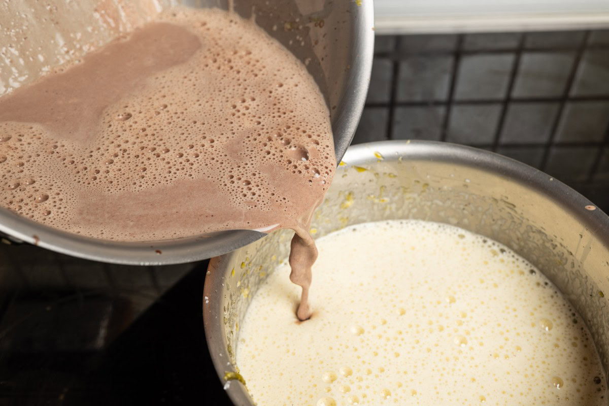 Schokolade-Sahne-Milch zur Eimasse gießen