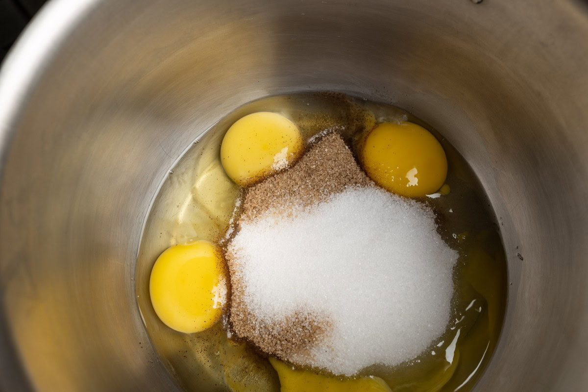 Zucker und Eier für Mocca-Eis-Grundmasse