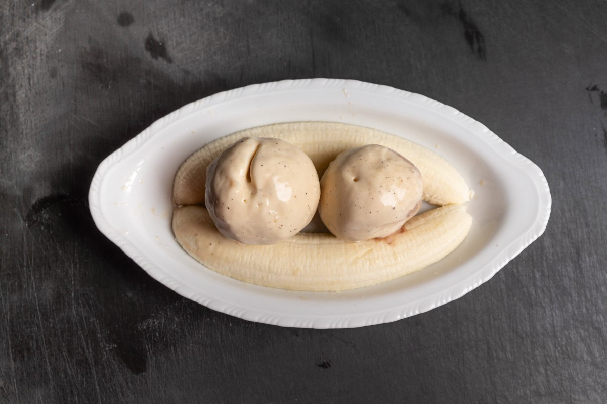 Bananenhälften mit Vanilleeis