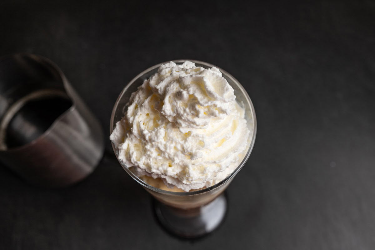 Eiskaffee mit Schlagsahne