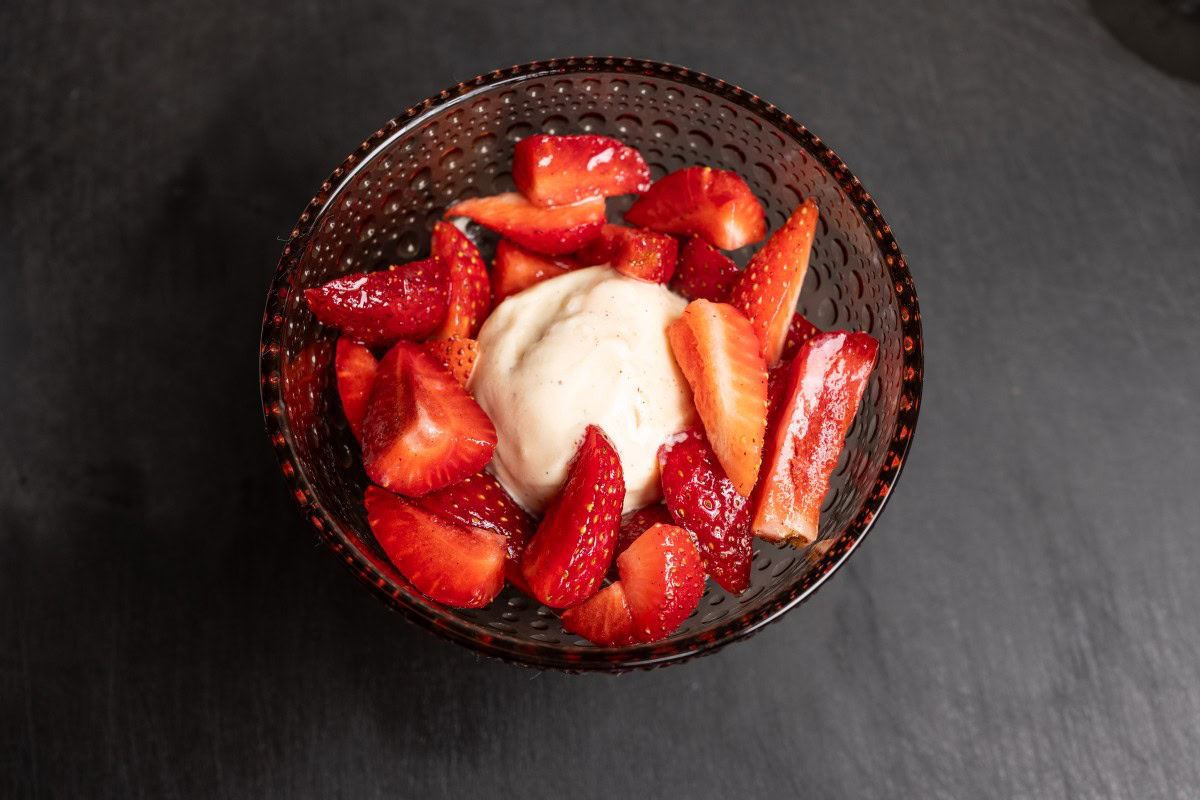 Erdbeeren mit Vanilleeis im Eisbecher