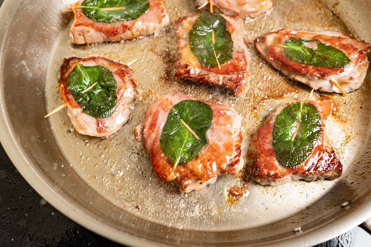 Saltimbocca in der Pfanne braten