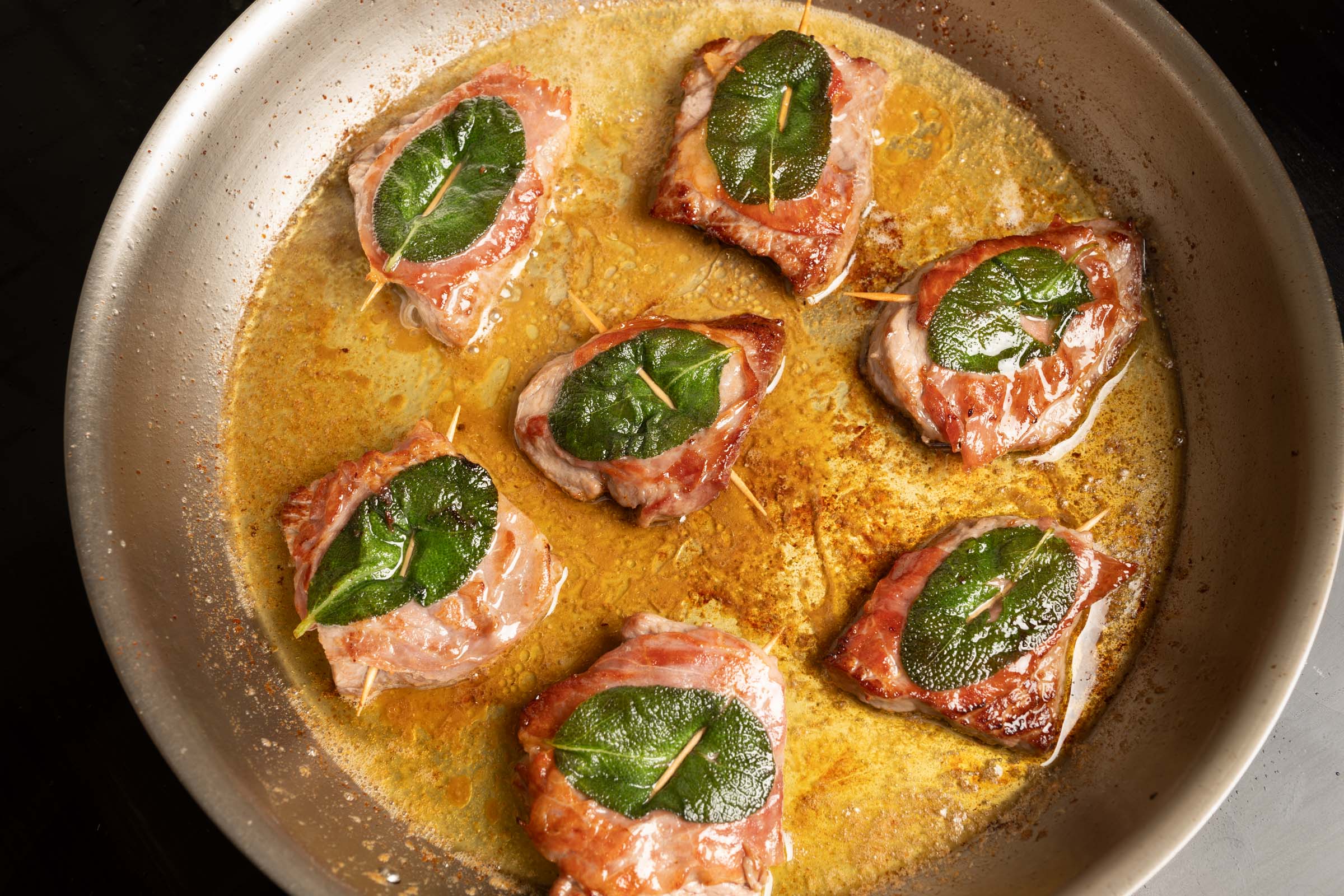 Saltimbocca in der Pfanne fertig zubereitet