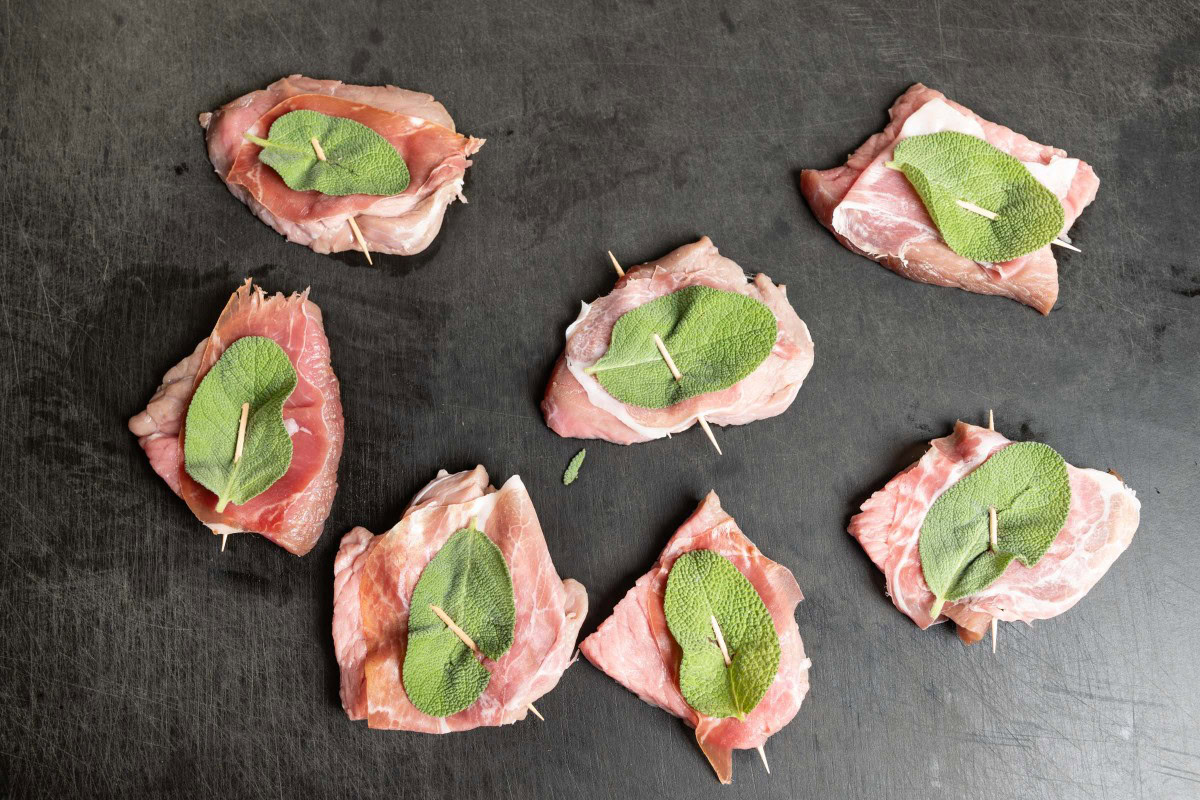 Saltimbocca Kalbsschnitzel mit Parmaschinken und Salbei belegt