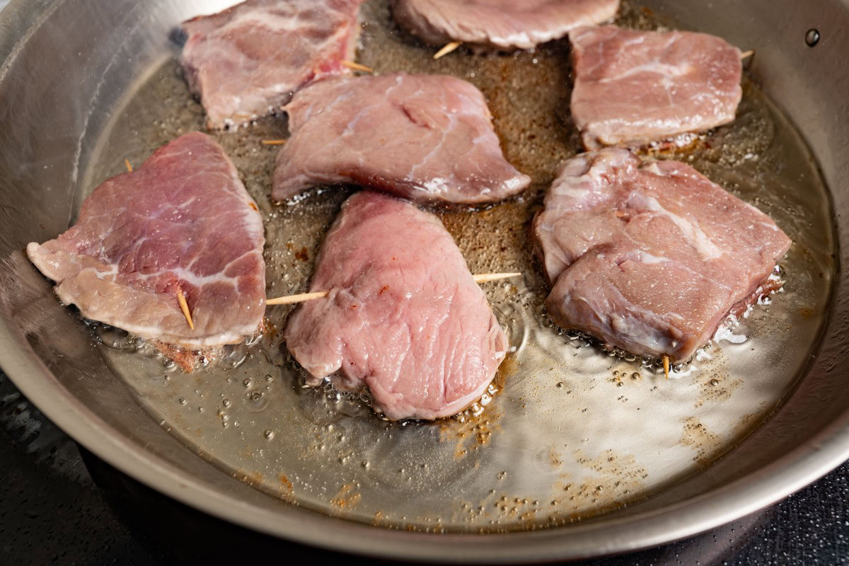 Saltimbocca mit der Salbei Seite anbraten