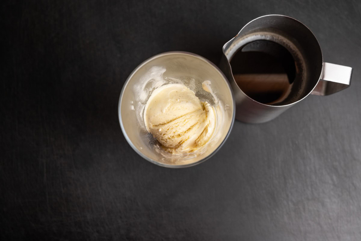 Vanilleeis im hohen Eisbecher-Glas