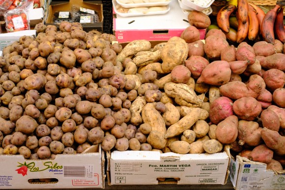 Kartoffeln am Marktstand in der Markthalle von Santa Cruz