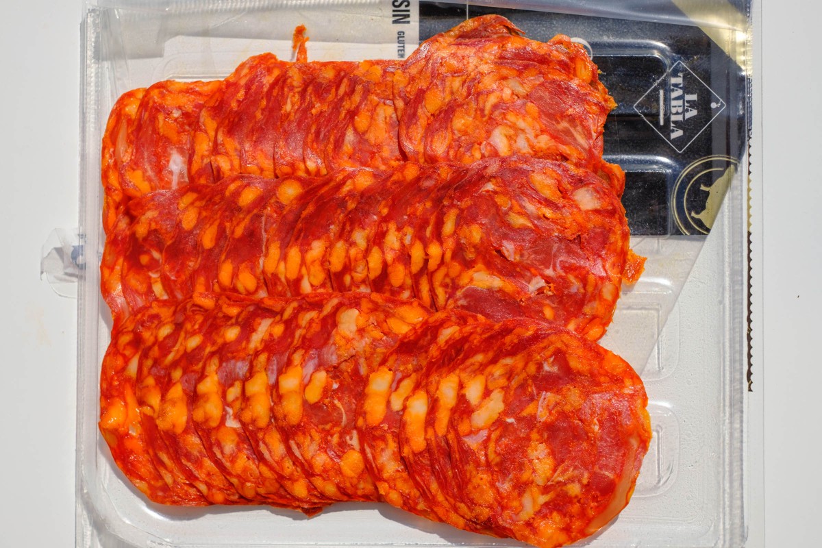 chorizo iberico in Scheiben geschnitten