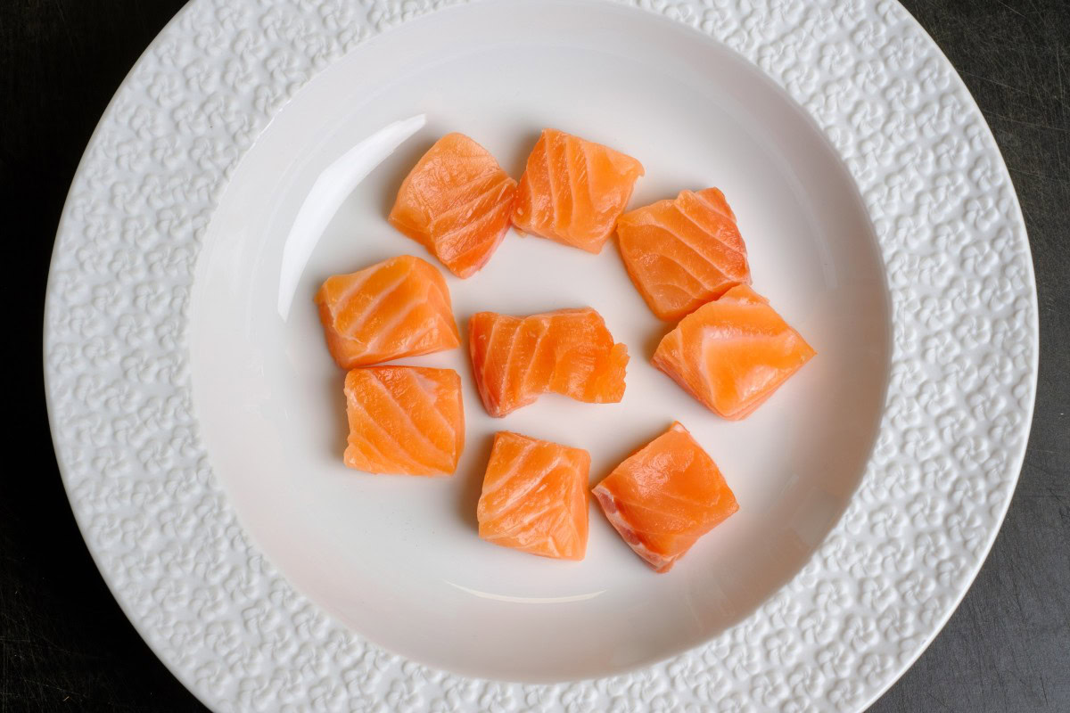 Fisch Stücke vom Lachsfilet im Teller