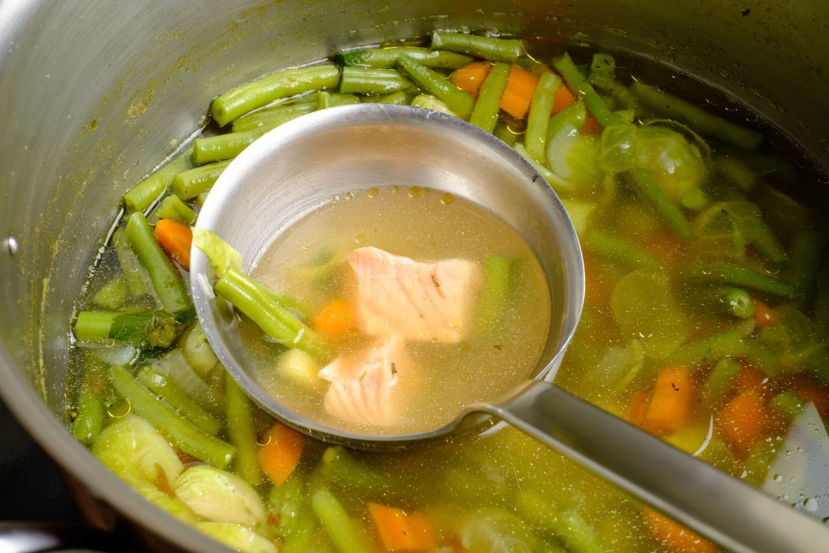 Fischfilet Stücke in Fisch-Eintopf pochieren