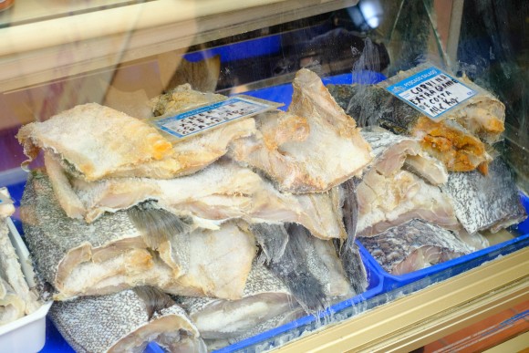 Stand mit gesalzenen Fischen in der Markthalle