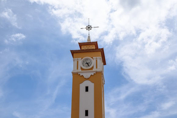 Glockenturm im Zentrum des Mercado de Nuestra Señora de África, auch bekannt als afrikanischer Markt.