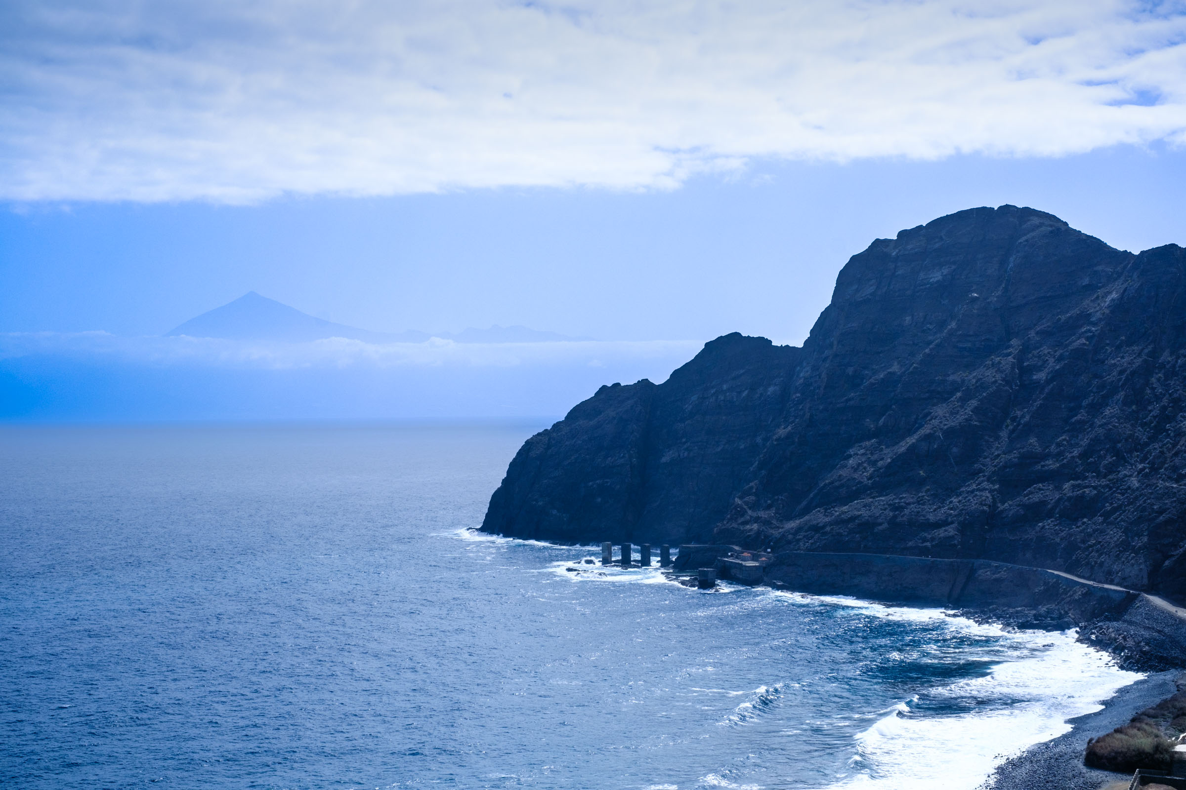 Aussicht auf die alte Verladestelle von La Gomera mit weitem Blick auf den Teide auf Teneriffa.