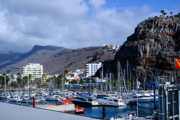 Schiffe im Hafen von La Gomera