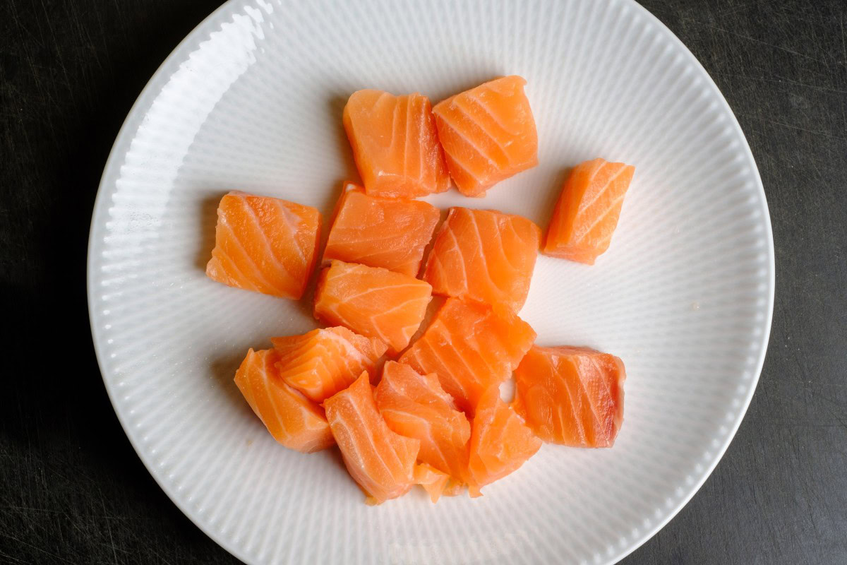 Lachsfilet Stücke als Einlage für schnellen Fisch Eintopf