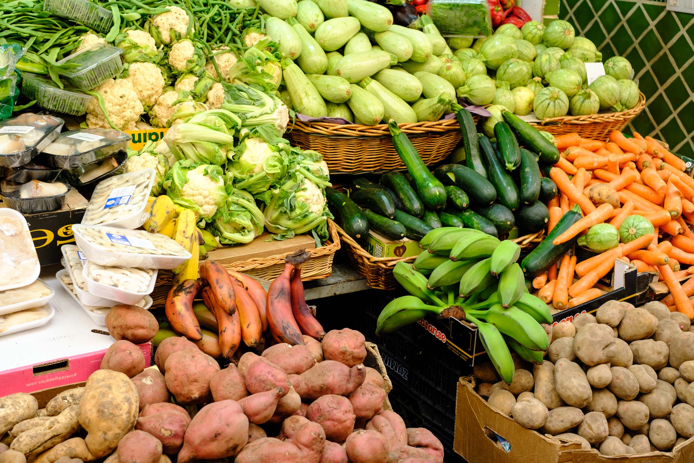 Obststand in der Markthalle Nuestra Señora de África