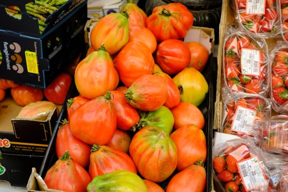 Ochsenherz-Tomaten am Marktstand in Santa Cruz, Teneriffa