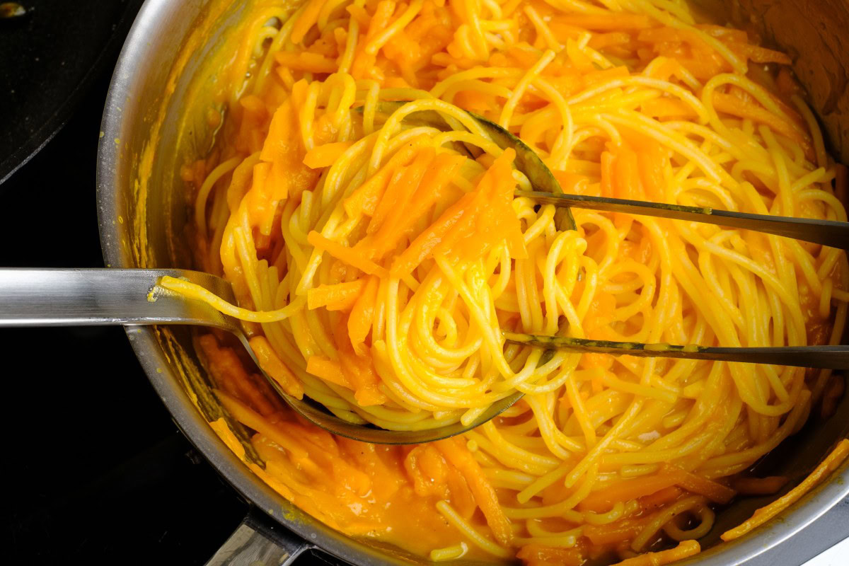 Pasta mit Kürbis anrichten