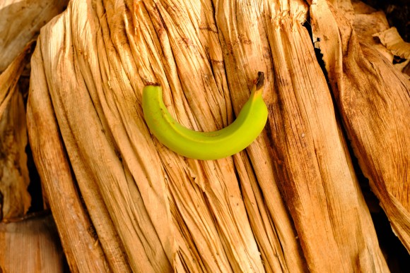 Teneriffa Banane auf trockenem Bananenblatt