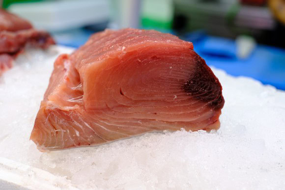 Thunfischfilet auf Eis in der Markthalle von Santa Cruz, Teneriffa