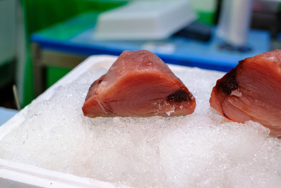 Präsentierte Thunfischfilets auf Eis in der Markthalle von Santa Cruz, Teneriffa