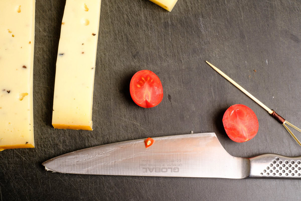 Tomaten Stielansatz ausschneiden für Käsespieße