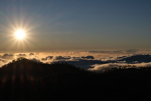 Wolkendecke am Teide mit Sonne als Blendenstern