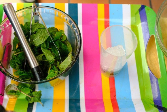 Zuckerrohrsaft auf Eis zubereiten