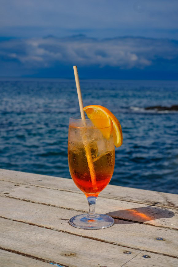 Aperol Spritz am Strand serviert