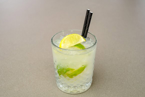 Caipirinha Cocktail am Tisch