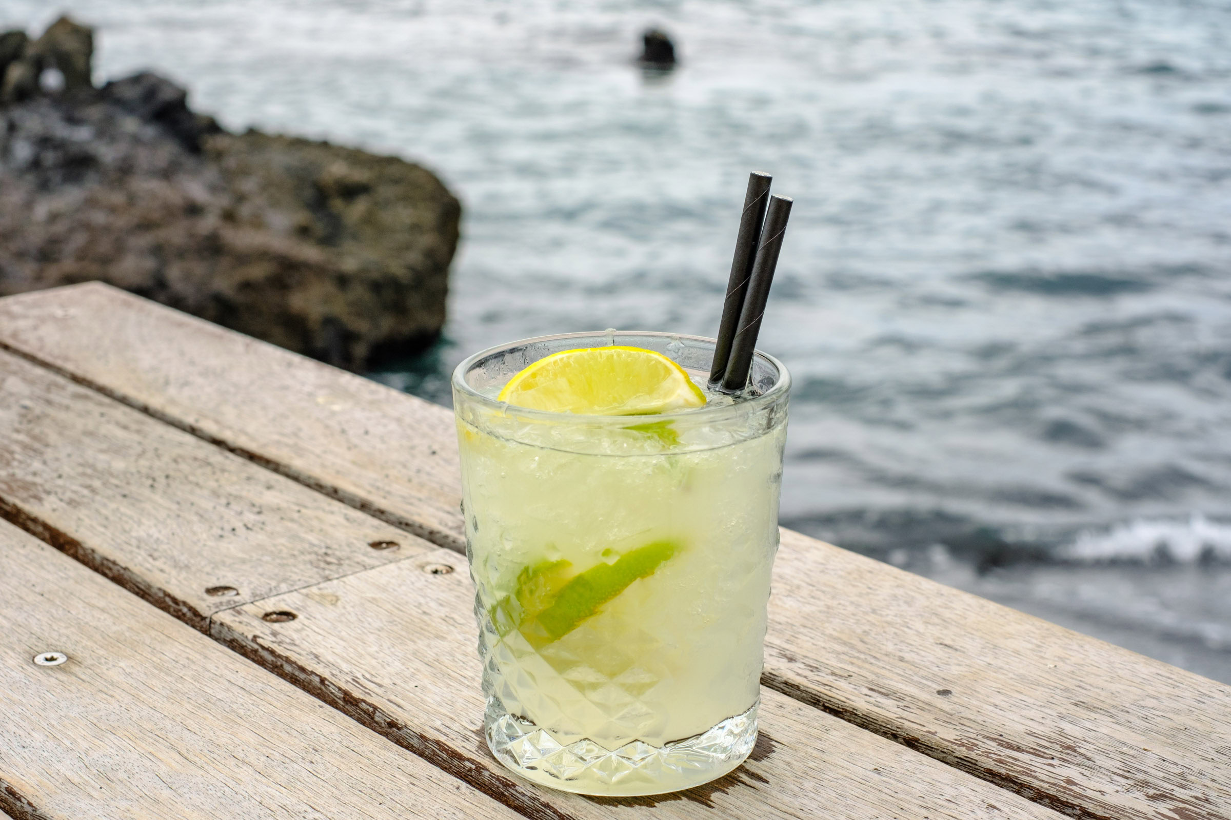 Caipirinha Cocktail Nahaufnahme am Meer